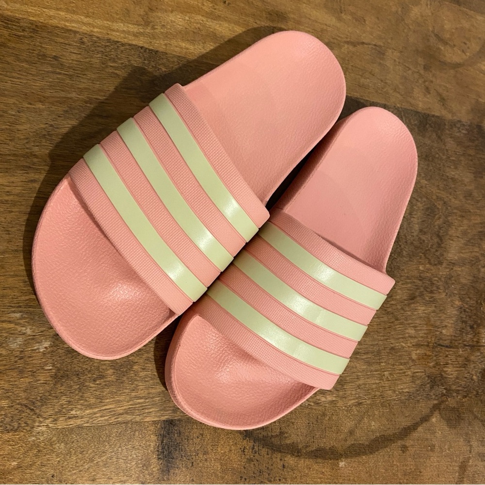 🇨🇦 Adidas Women’s Pink Slide Sandals- Size 8